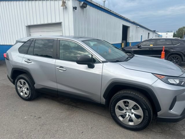 Used 2022 Toyota RAV4 LE AWD/4WD image 2