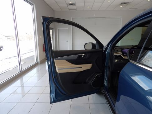 Used 2025 Buick Enclave Preferred w/ Power Package image 8