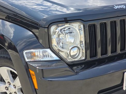 Used 2010 Jeep Liberty Sport RWD image 30