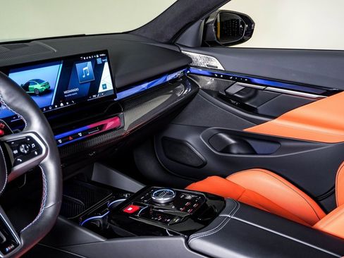 Used 2025 BMW M5 w/ Carbon Package image 24