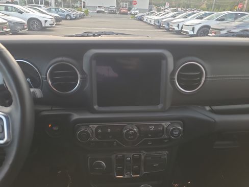 Used 2023 Jeep Wrangler Unlimited Sahara w/ Cold Weather Group AWD/4WD image 19