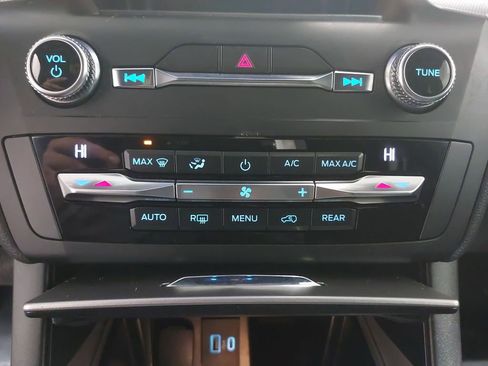 Used 2020 Ford Explorer XLT image 23