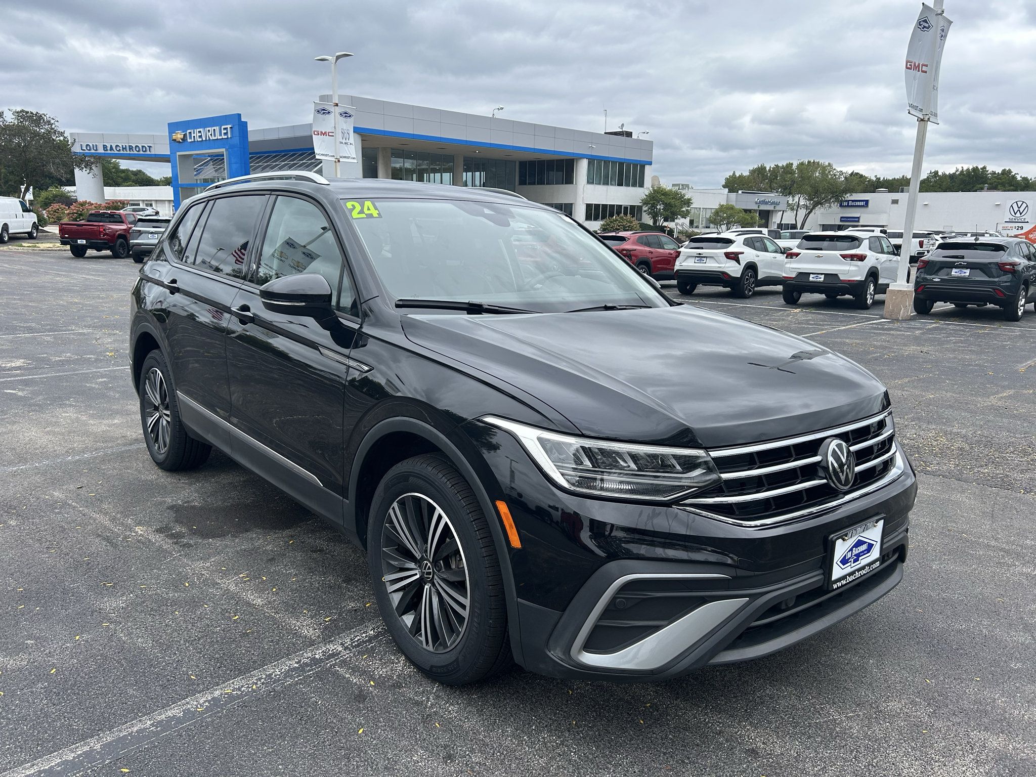 Used 2024 Volkswagen Tiguan Wolfsburg Edition AWD/4WD image 1