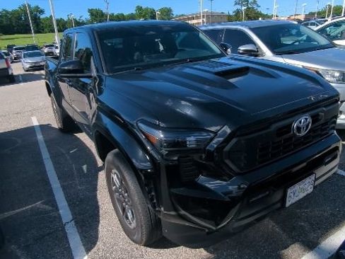 Used 2024 Toyota Tacoma TRD Sport AWD/4WD image 6