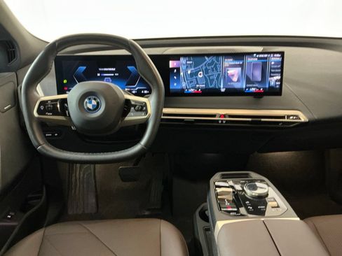 Used 2023 BMW iX xDrive50 w/ Sport Package AWD/4WD image 9