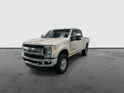 Used 2017 Ford F250 XLT w/ XLT Premium Package AWD/4WD image 7