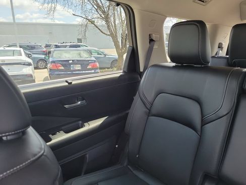 Used 2023 Nissan Pathfinder SL AWD/4WD image 8