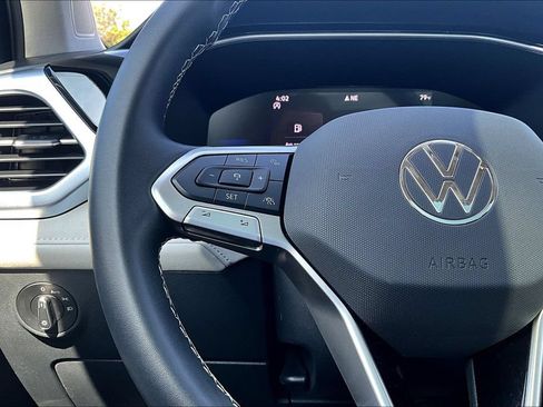 Used 2025 Volkswagen Taos SE FWD image 10