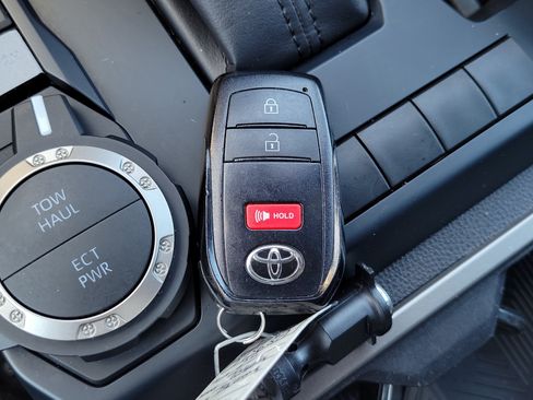 Used 2025 Toyota Tacoma SR5 AWD/4WD image 28