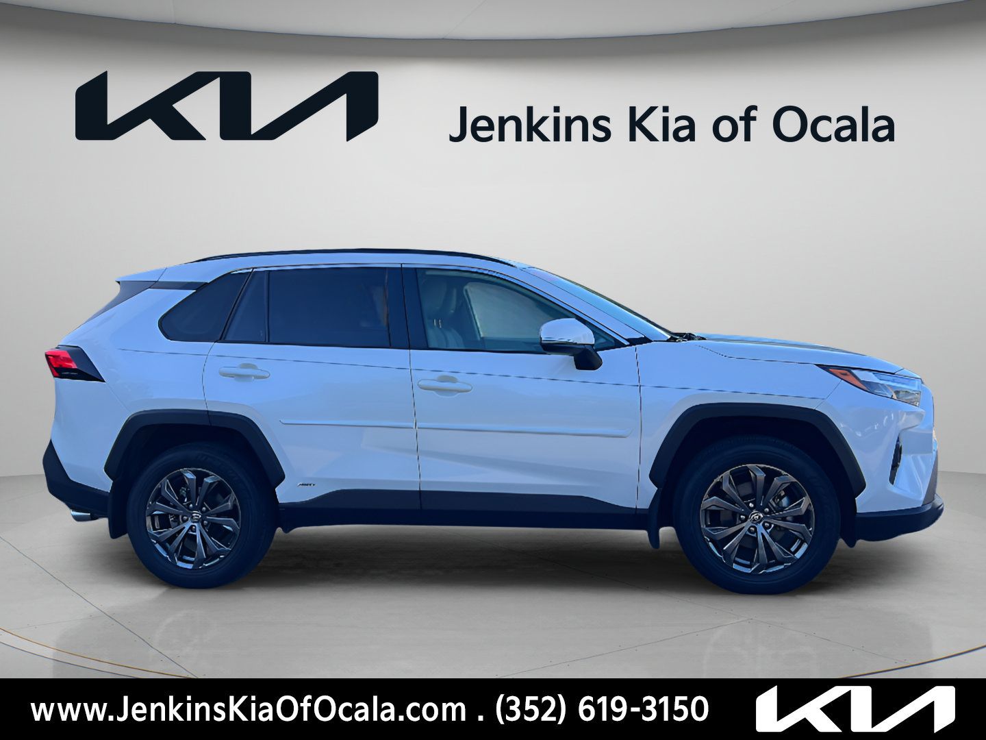 Used 2022 Toyota RAV4 XLE Premium AWD/4WD image 2