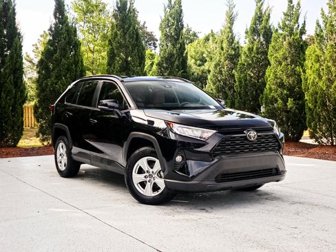Used 2021 Toyota RAV4 XLE FWD image 2