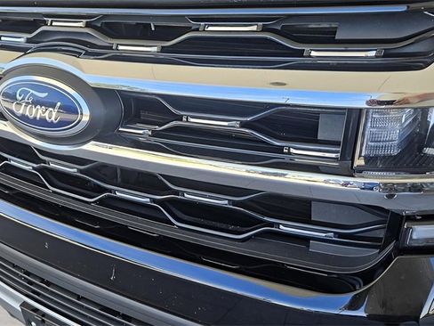 Used 2024 Ford Expedition Limited image 2