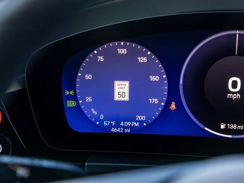 Certified 2025 Porsche Macan Electric image 53