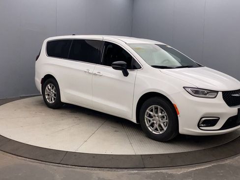 New 2026 Chrysler Pacifica Select image 7