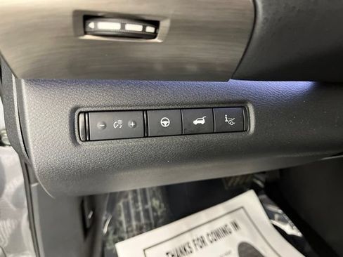 Certified 2025 Nissan Pathfinder Platinum FWD image 31