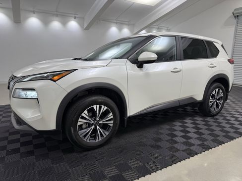 Used 2023 Nissan Rogue SV image 3