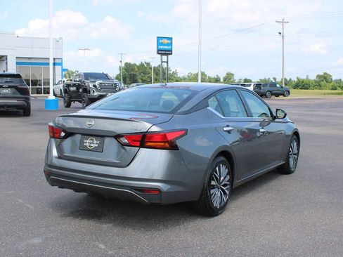 Used 2024 Nissan Altima 2.5 SV FWD image 9