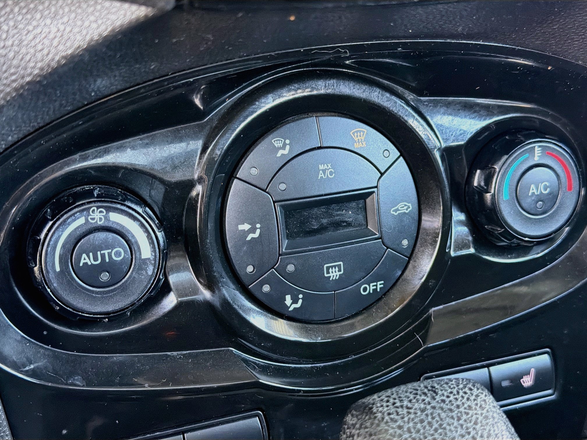 Used 2015 Ford Fiesta Titanium FWD image 23