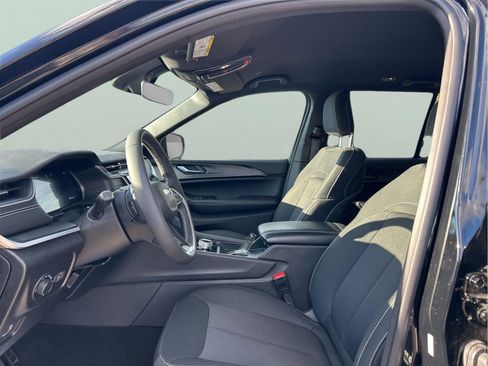 Used 2025 Jeep Grand Cherokee Laredo image 25