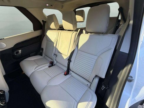 Used 2025 Land Rover Discovery S image 26