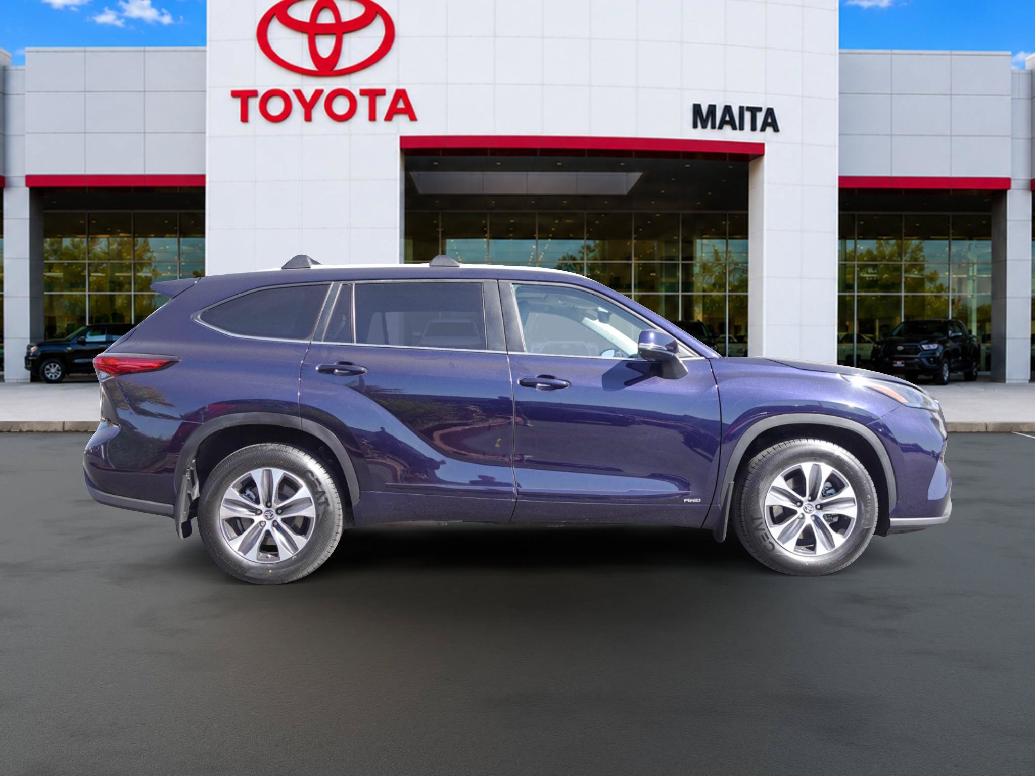 Used 2023 Toyota Highlander XLE w/ Protection Package #3 (TMS) AWD/4WD image 2