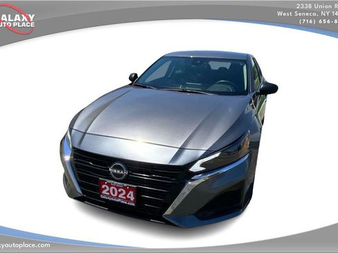 Used 2024 Nissan Altima 2.5 SV FWD image 2