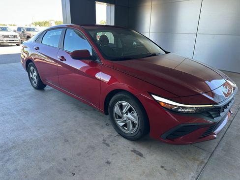 Used 2024 Hyundai Elantra SE FWD image 2