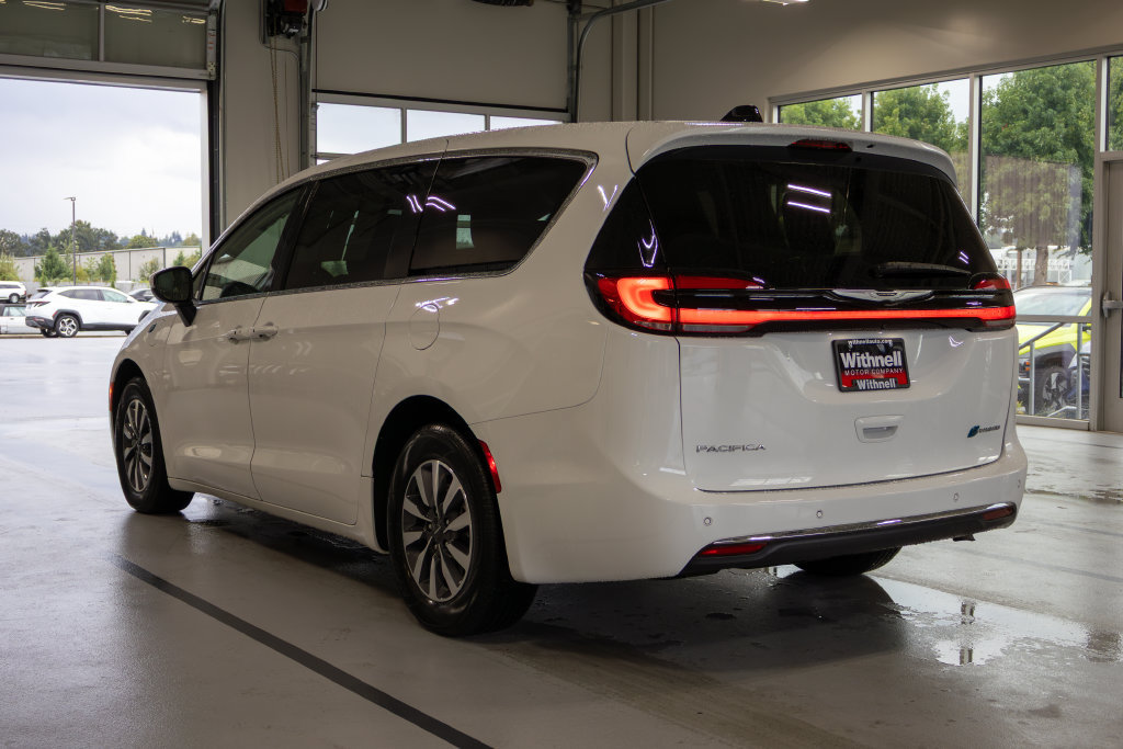 Used 2023 Chrysler Pacifica Touring-L FWD image 9