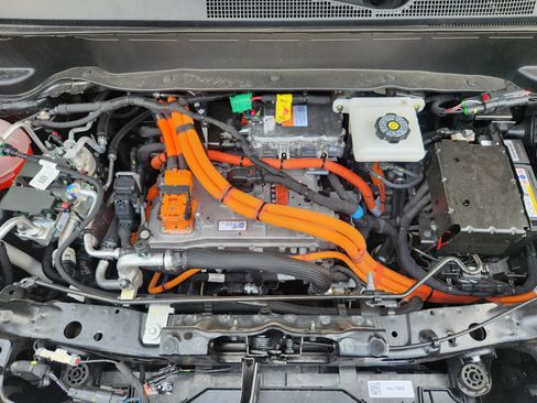 Used 2027 Chevrolet Bolt RS w/ Technology Package FWD image 32