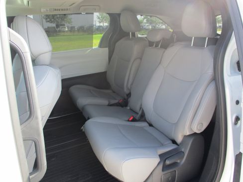 Used 2026 Toyota Sienna XLE FWD image 11