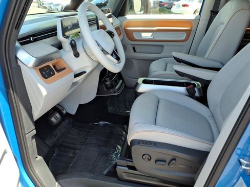 Certified 2025 Volkswagen ID. Buzz Pro S Plus RWD image 21