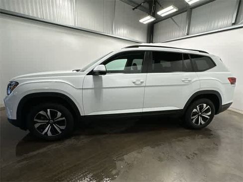 Certified 2025 Volkswagen Atlas SE image 2