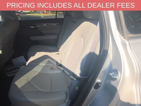 Used 2021 Toyota Highlander Limited FWD image 6