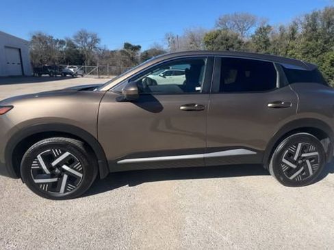 Used 2025 Nissan Kicks SV w/ Charging Package image 5