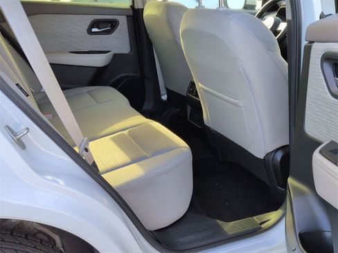 Used 2023 Nissan Rogue SV image 18