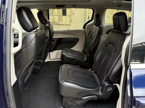 Used 2017 Chrysler Pacifica Limited w/ Tire & Wheel Group image 53