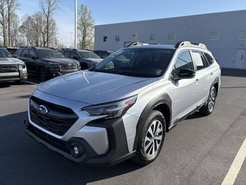 Used 2025 Subaru Outback Premium AWD/4WD image 3