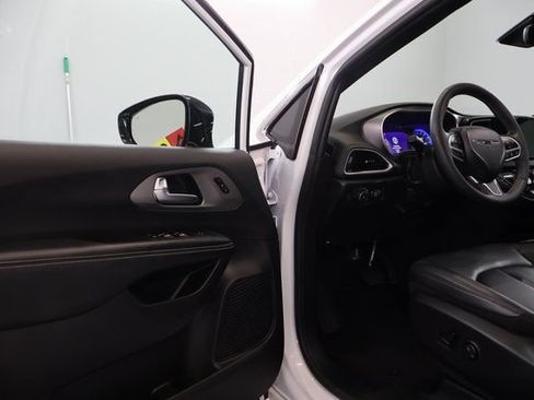 Used 2025 Chrysler Pacifica Select FWD image 8