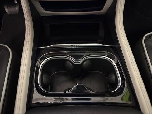 Used 2024 Chrysler Pacifica Limited image 18