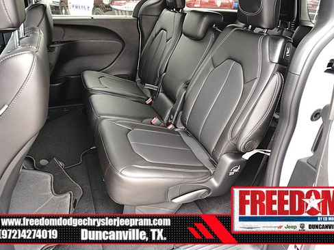 New 2027 Chrysler Pacifica Select FWD image 15