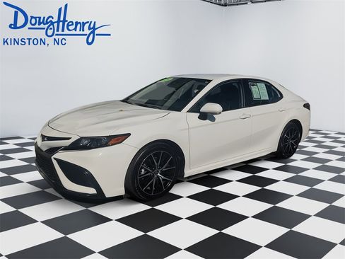 Used 2024 Toyota Camry SE image 1