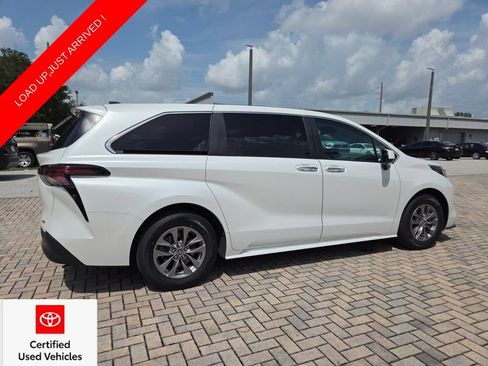 Certified 2025 Toyota Sienna XLE FWD image 11