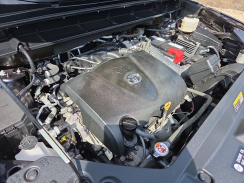 Used 2021 Toyota Highlander XLE AWD/4WD image 14