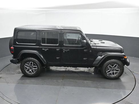 Used 2025 Jeep Wrangler Unlimited Sahara AWD/4WD image 31