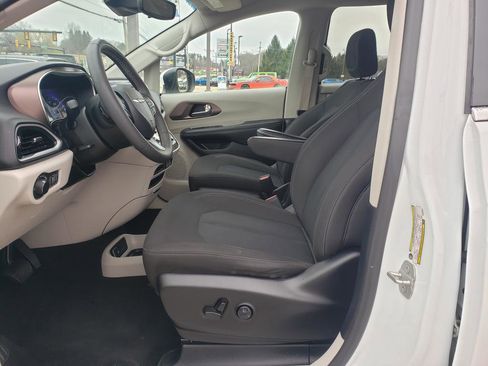 Used 2023 Chrysler Voyager LX FWD image 10