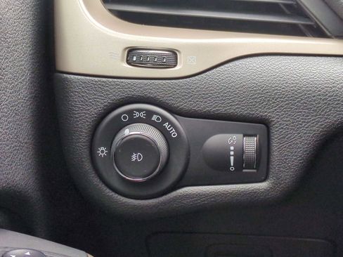 Used 2018 Jeep Cherokee Latitude w/ Cold Weather Group image 36