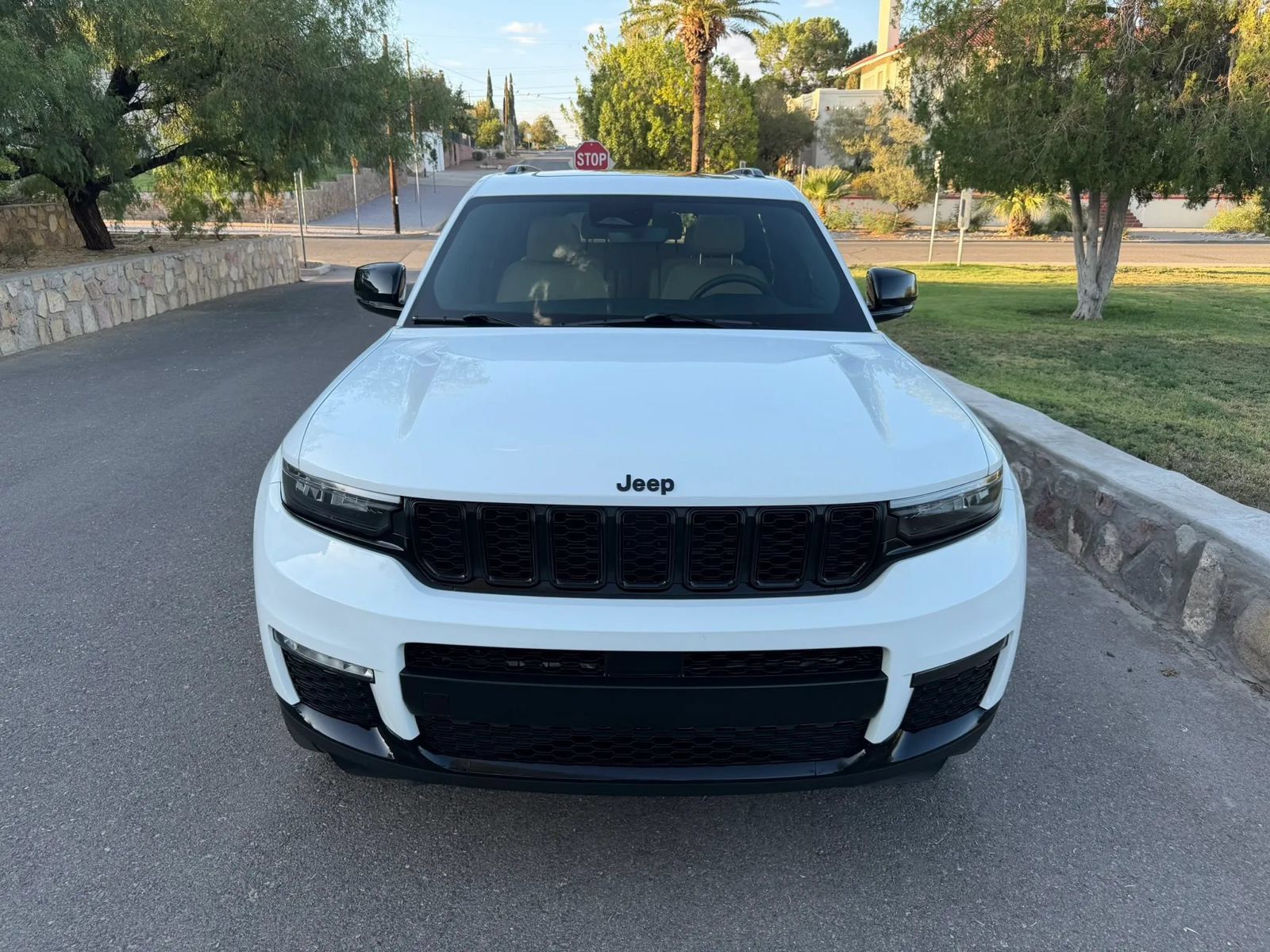 Used 2023 Jeep Grand Cherokee L Limited w/ Black Appearance Package AWD/4WD image 8