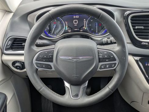 Used 2023 Chrysler Pacifica Touring-L FWD image 15