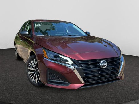 Used 2025 Nissan Altima 2.5 SV FWD image 1