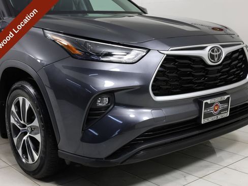 Used 2022 Toyota Highlander XLE AWD/4WD image 37